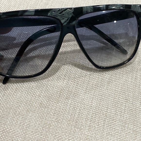 Laura Biagiotti vintage 1986 sunglasses ? made n Italy black & marbleized green